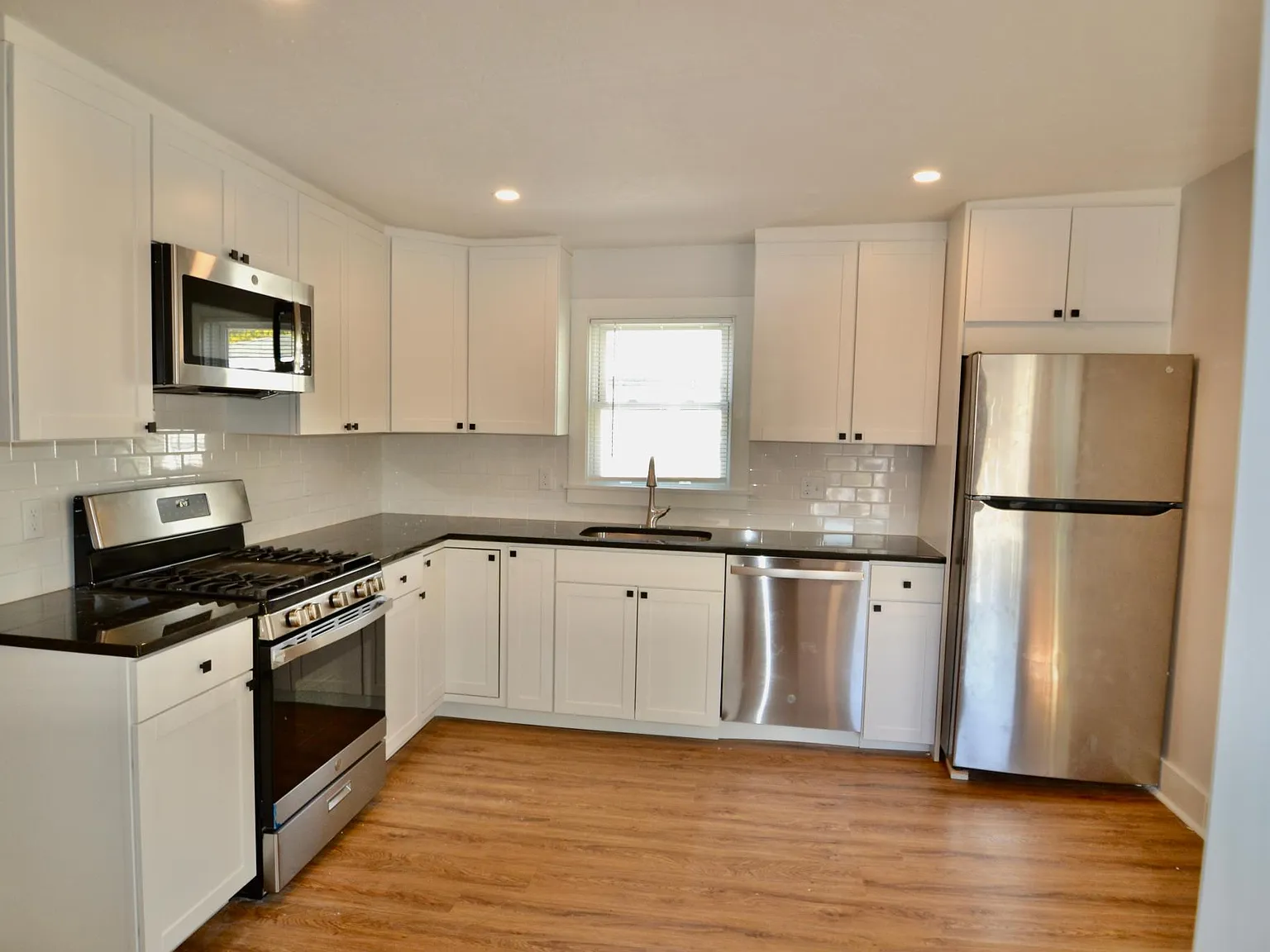 3 bed, 1500 sqft, $3,300 — Photo 2