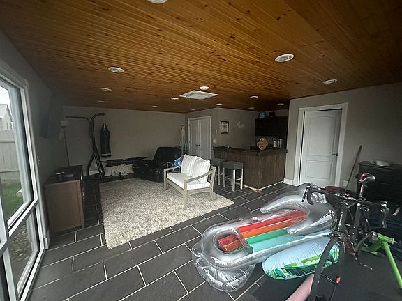 5th image of 930 Crestwood Dr