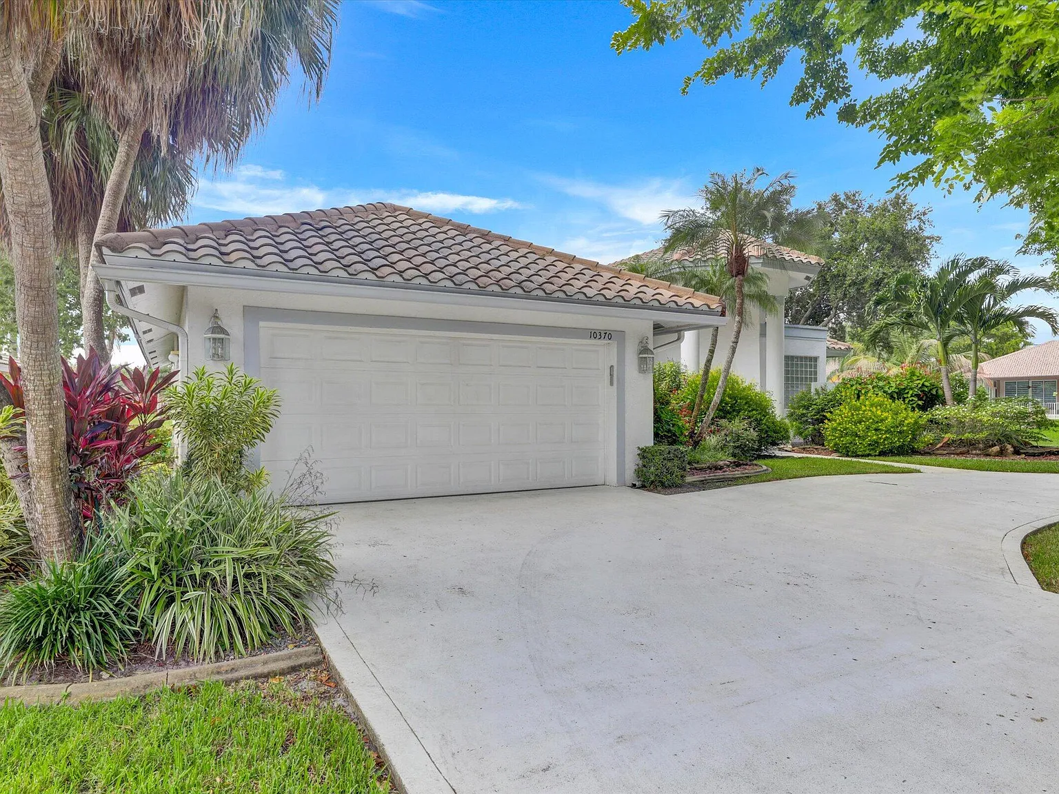 4 bed, 3.0 bath, 2691 sqft, $9,000 — Photo 2