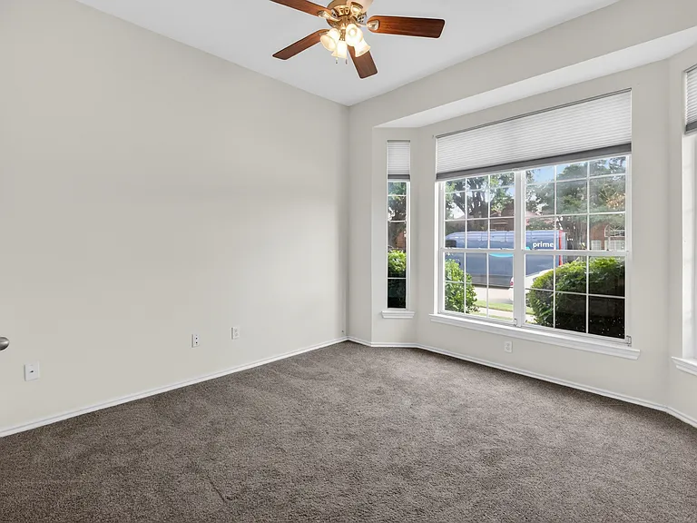 1009 McCoy Dr — Photo 2