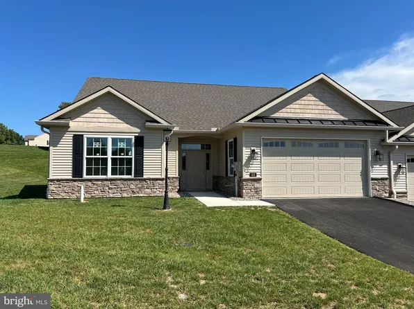405 Ledge Rock Dr #26, York, PA 17402