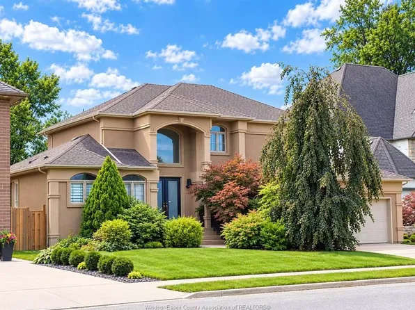 425 Country Club Dr, Windsor, ON N9G 3G9