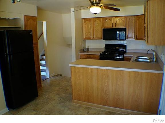 3rd image of 2998 Saratoga Dr