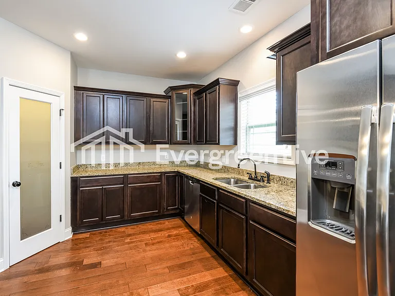 181 Eldon Dr — Photo 4