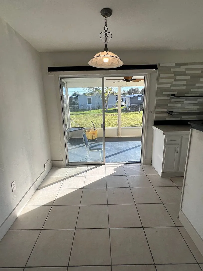 ** Annual ** 2 Bed / 1 Bath Single Family Home ** Conveniently Located ** $1,295 — Photo 4