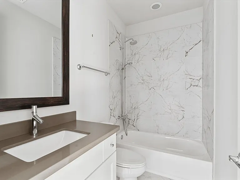1005 Saint Charles St — Photo 24