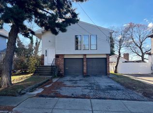 22 High St, Roslyn Heights, NY 11577