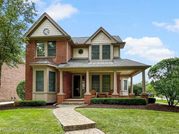 10153 Hart Ave, Huntington Woods, MI 48070