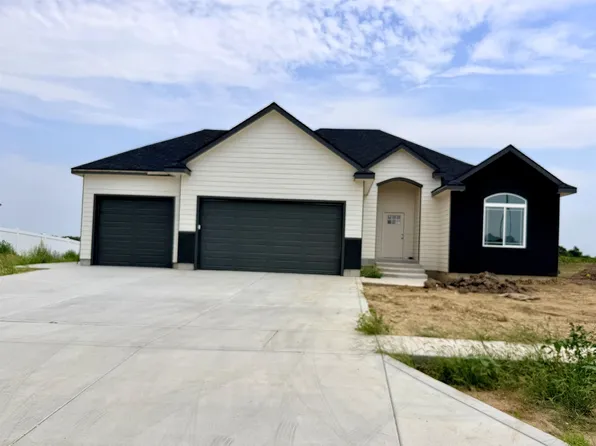 2211 Huntwood Dr, Salina, KS 67401