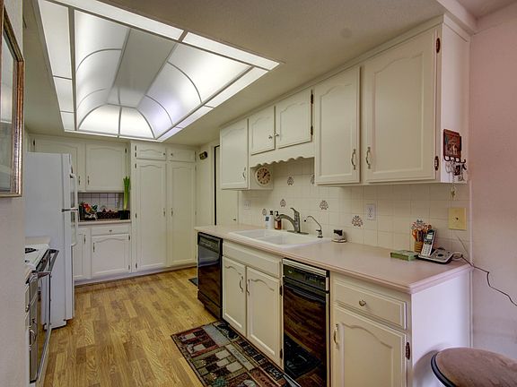 3rd image of 395 Leisure World