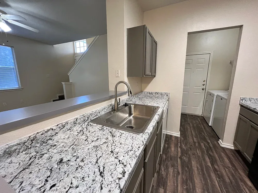 3 bed, 3.5 bath, 2000 sqft, $1,755 — Photo 2