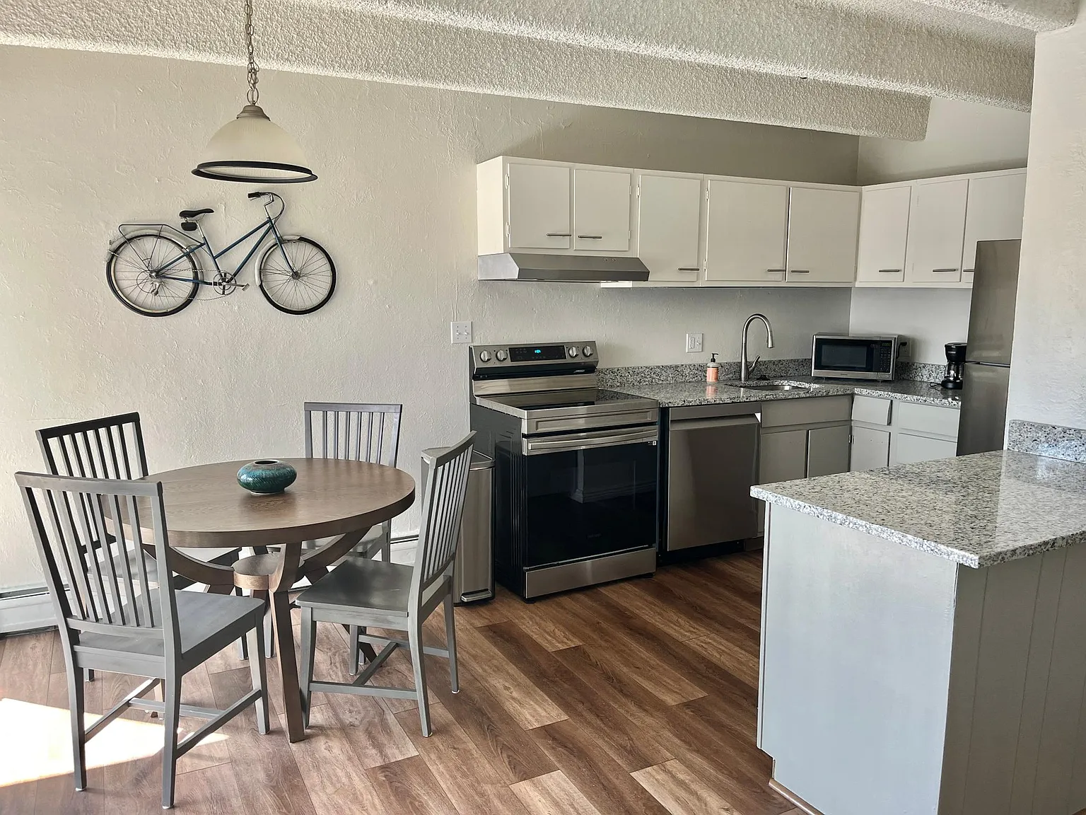 2 bed, 766 sqft, $1,950 — Photo 3