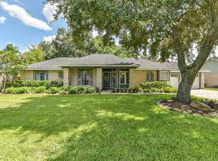 809 Lancaster Dr, Friendswood, TX 77546