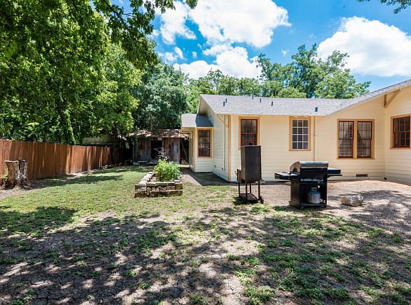 2nd image of 311 Comal Ave