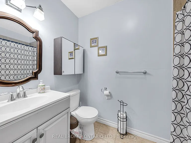 52 1/2 Victoria Ave N #LOWER — Photo 11