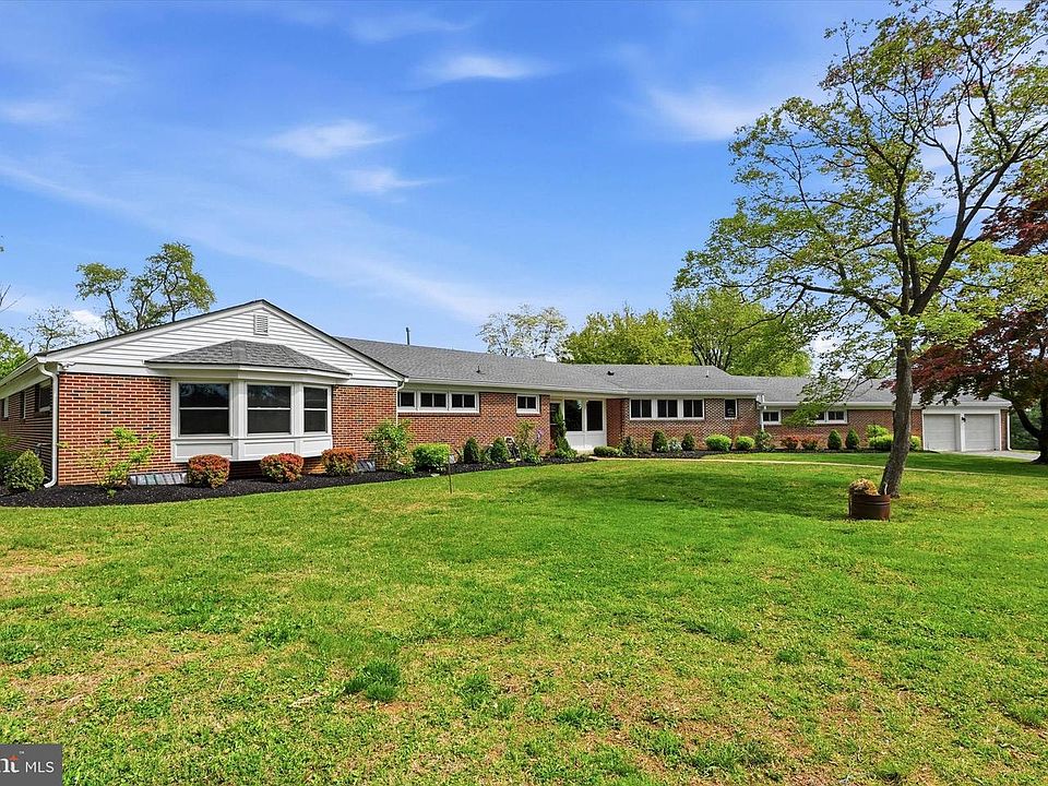 1st image of 110 Ponds Edge Dr