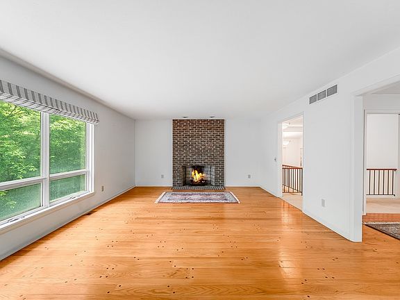 5th image of 1 Hardwood Hill Rd
