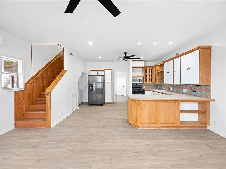610 Eastview Dr — Photo 5