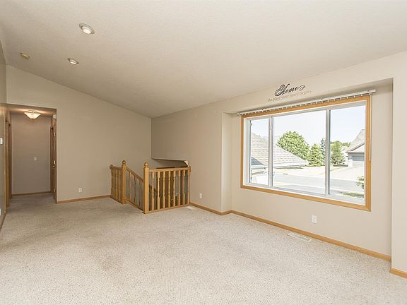 4th image of 648 Laurel Dr