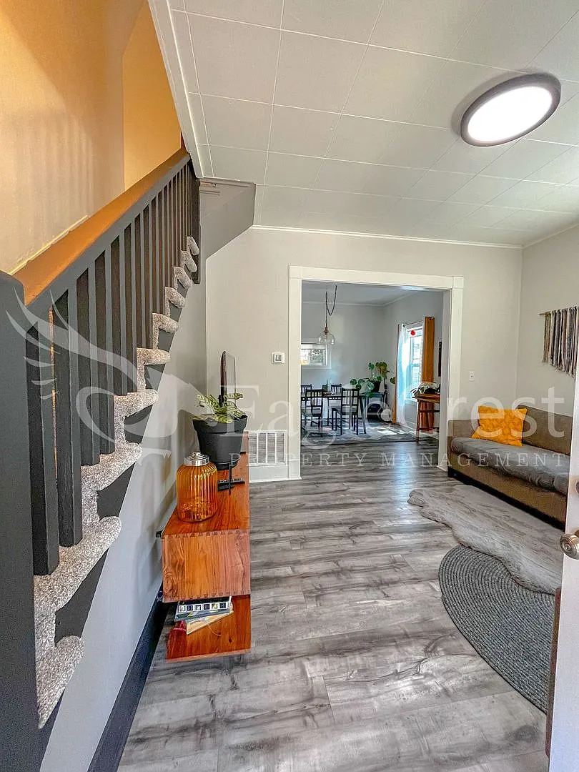 A Timeless & Elegant 2 Bedroom 1 Bathroom Single Family Home — Photo 3