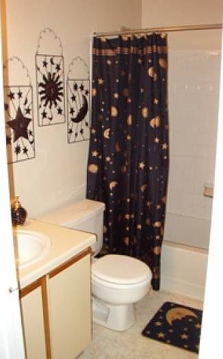 1 bedroom bathroom