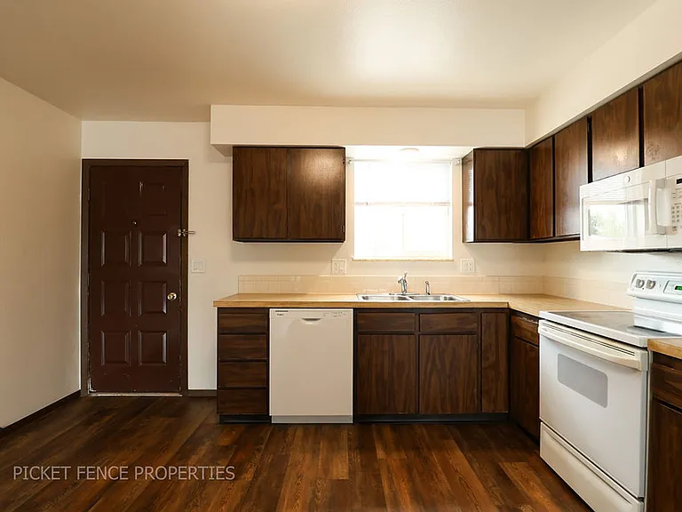 1846 E 16th Street — Photo 12