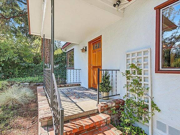 5th image of 555 Beach St