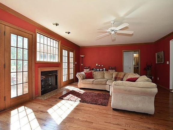 5th image of 2633 Carriage House Dr