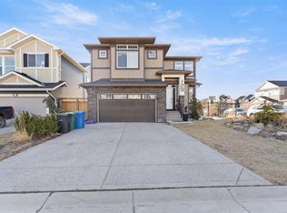 129 E Kinniburgh Gdns, Chestermere, AB T1X0R7