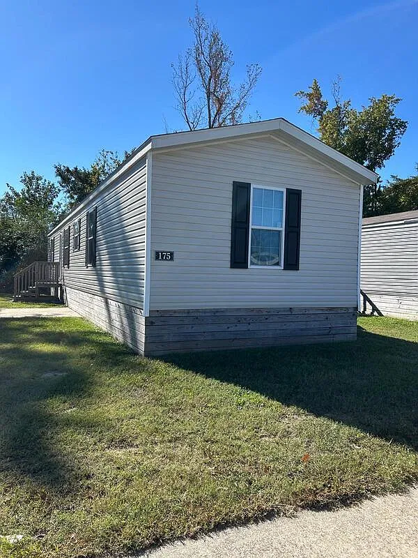 3 bed, 2.0 bath, $1,050 — Photo 1