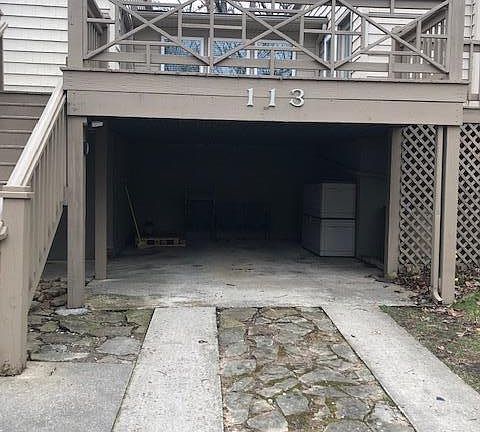 3rd image of 113 Brokenwood Ln
