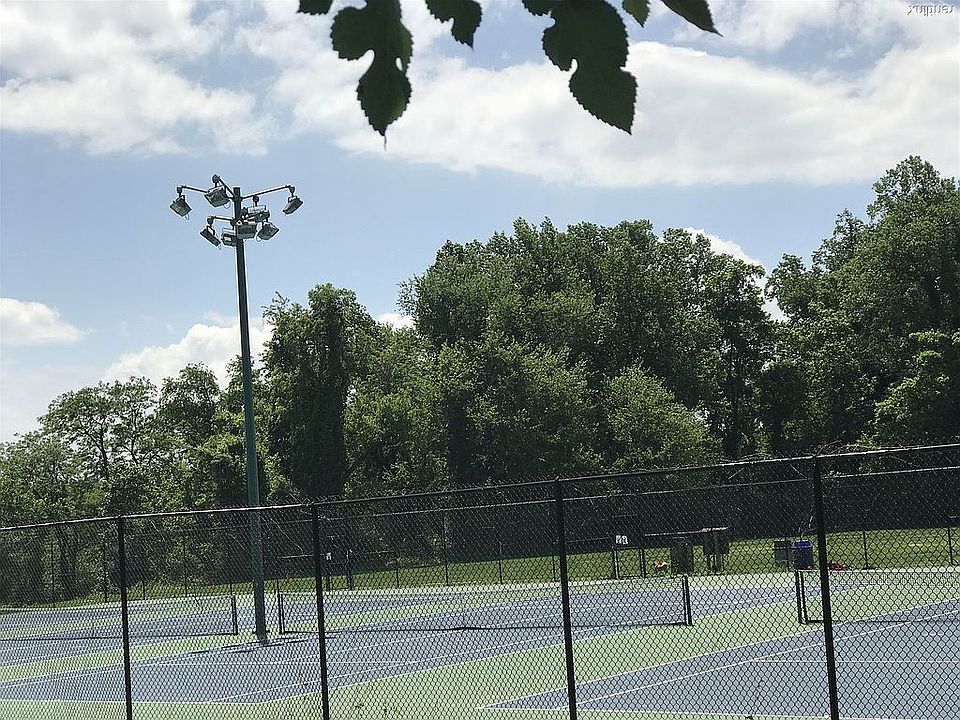steps away to tennis court