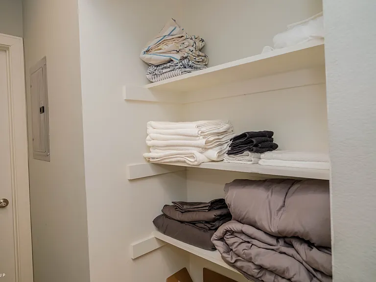 427 N Heliotrope Dr #200 — Photo 14