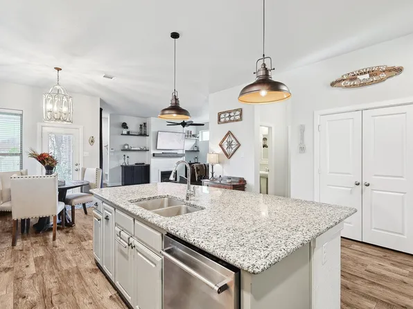 1016 Lamp Post Ln, Roanoke, TX 76226