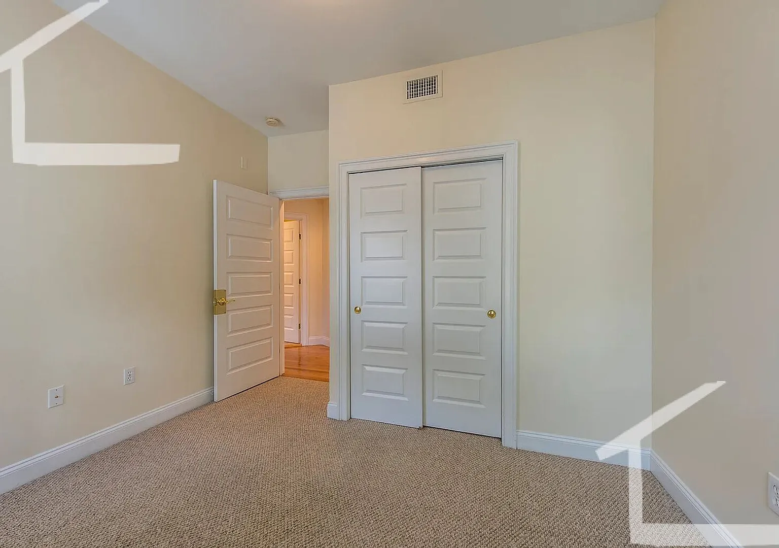 No Brokers Fee, Central Heat/AC, Convenient Location, Laundry on a Site — Photo 4