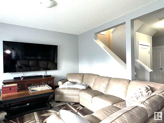 2nd image of 487 Roberts Cres