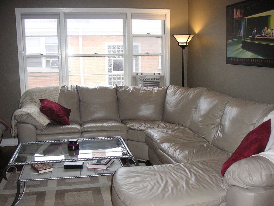 Bright & spacious living room