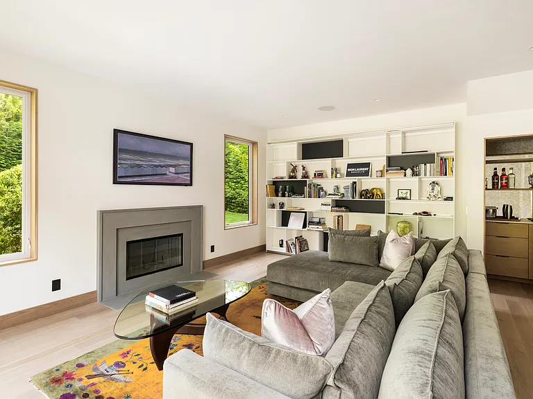 19 Hillside Ave — Photo 4
