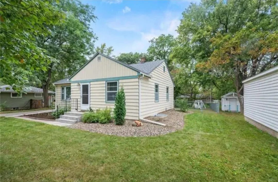 3 bed, 1470 sqft, $2,000 — Photo 2