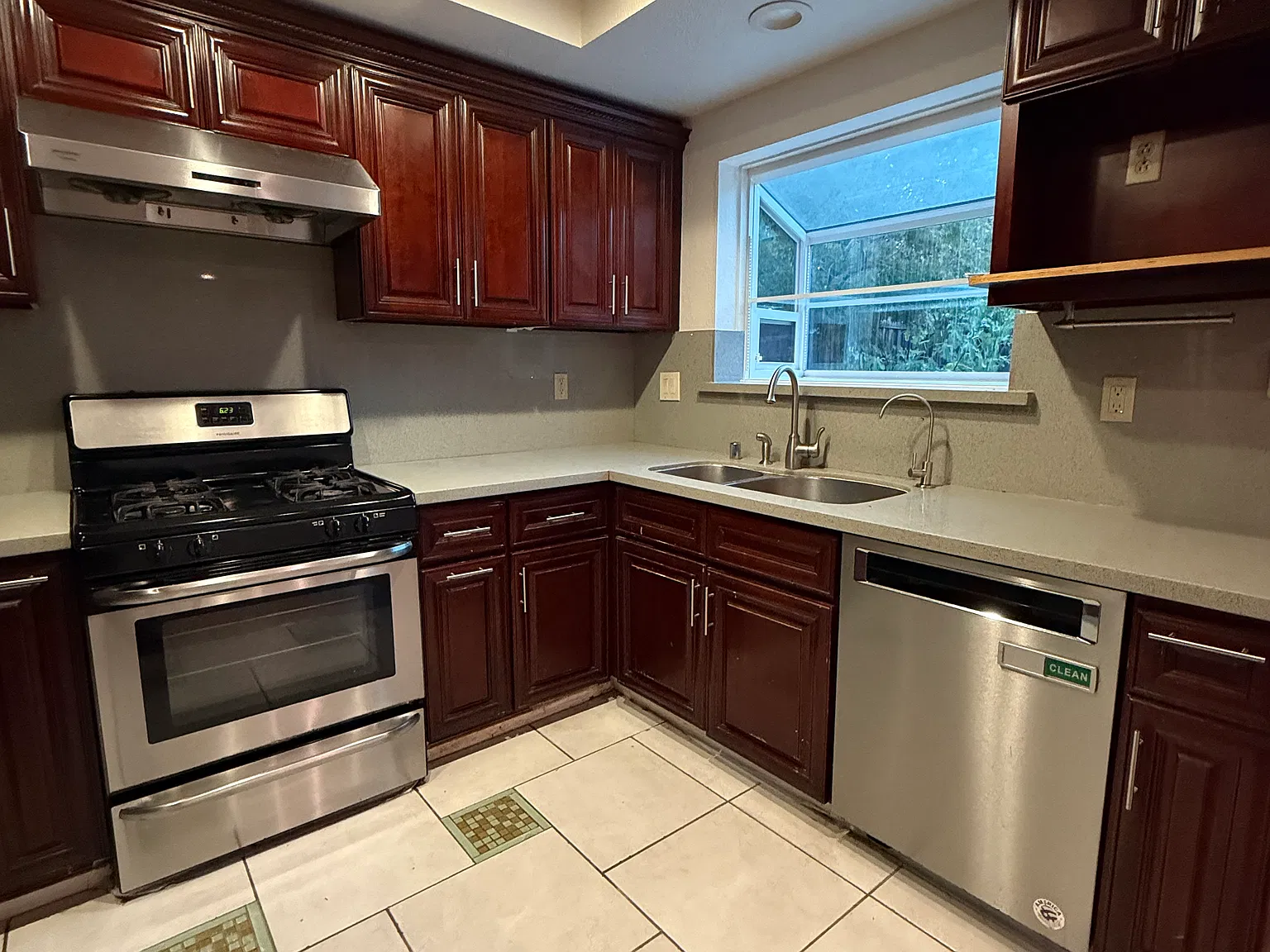 4 bed, 2.5 bath, 1705 sqft, $4,700 — Photo 2