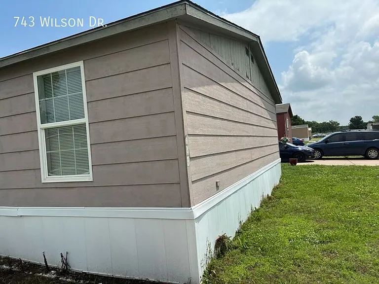 743 E Wilson Dr — Photo 3