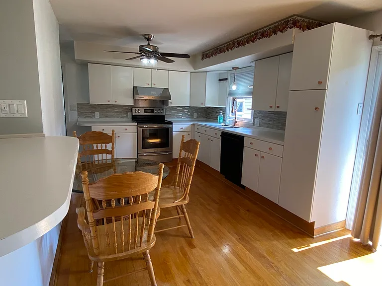 Large Eat-In Kitchen