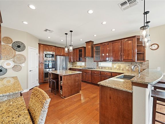 4th image of 853 Oceanside Dr