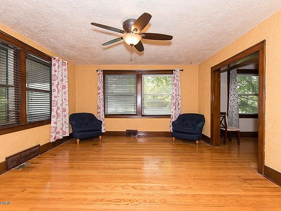 5th image of 13 Cedar Ave N