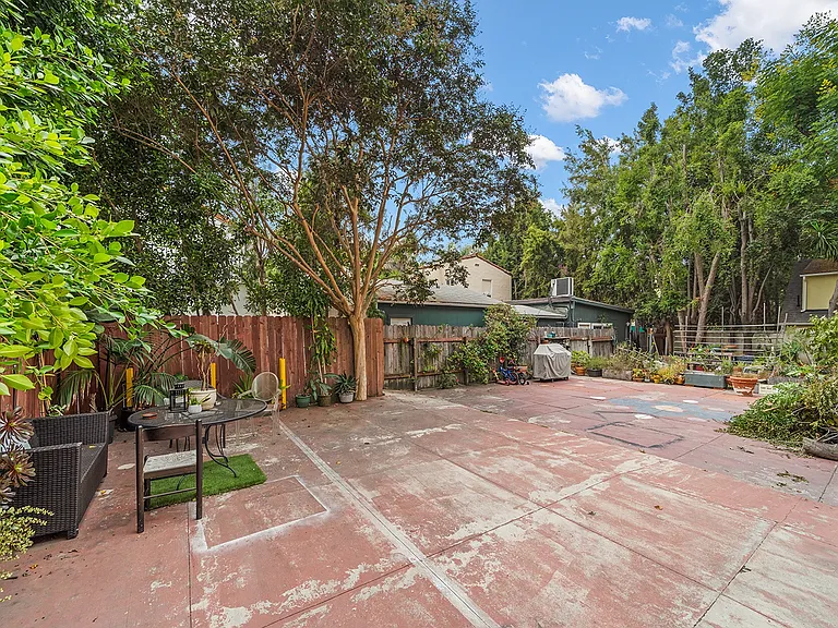 6128 Wilshire Blvd — Photo 22