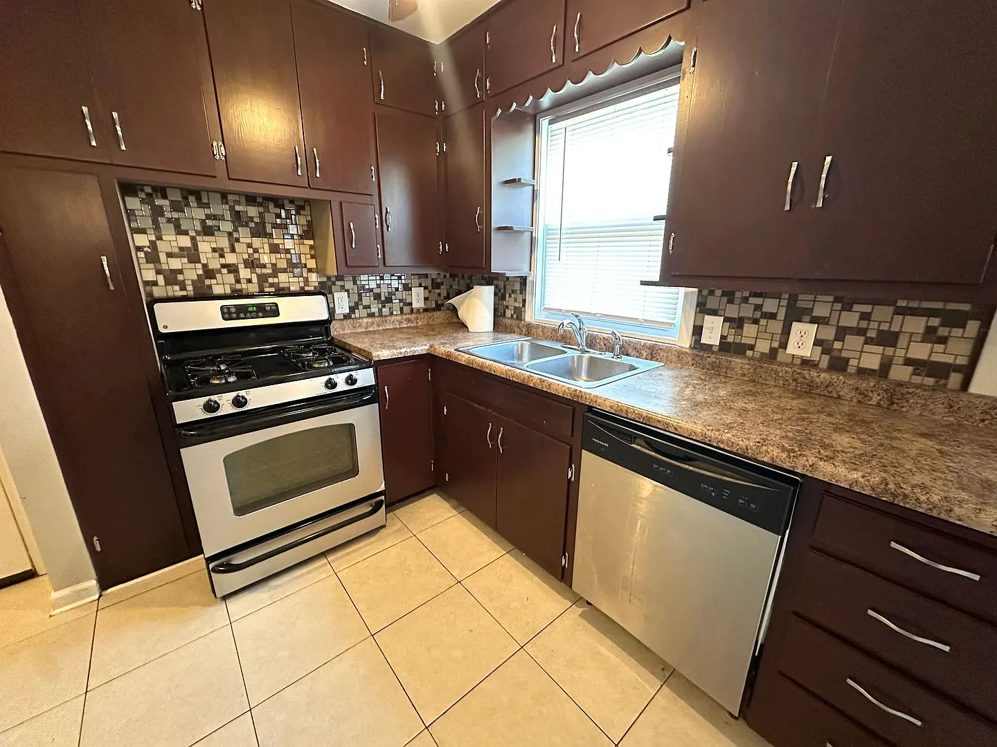 2 bed, 1 bath — Photo 3