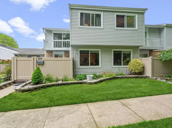 201 Springmeadow Drive #H, Holbrook, NY 11741