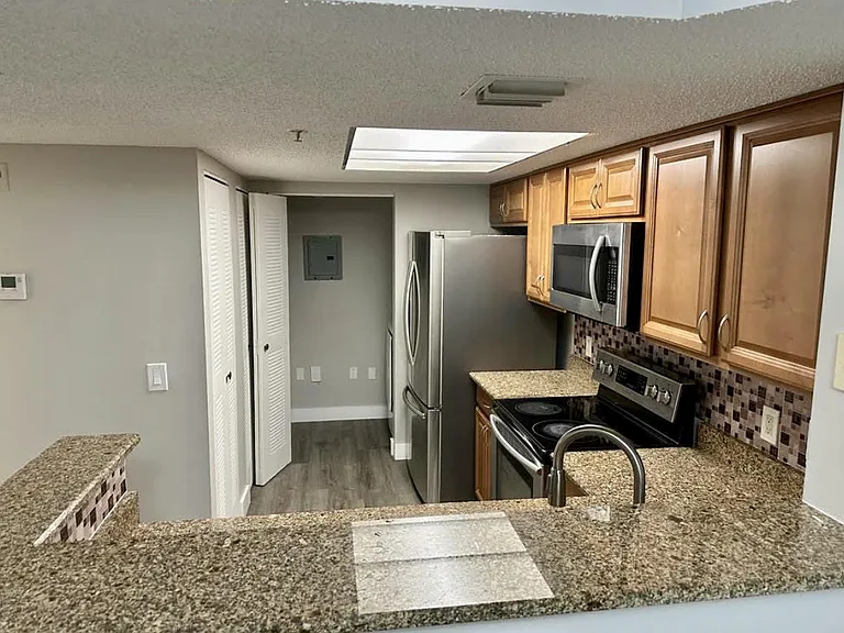 5021 N Wiles Rd #205 — Photo 4