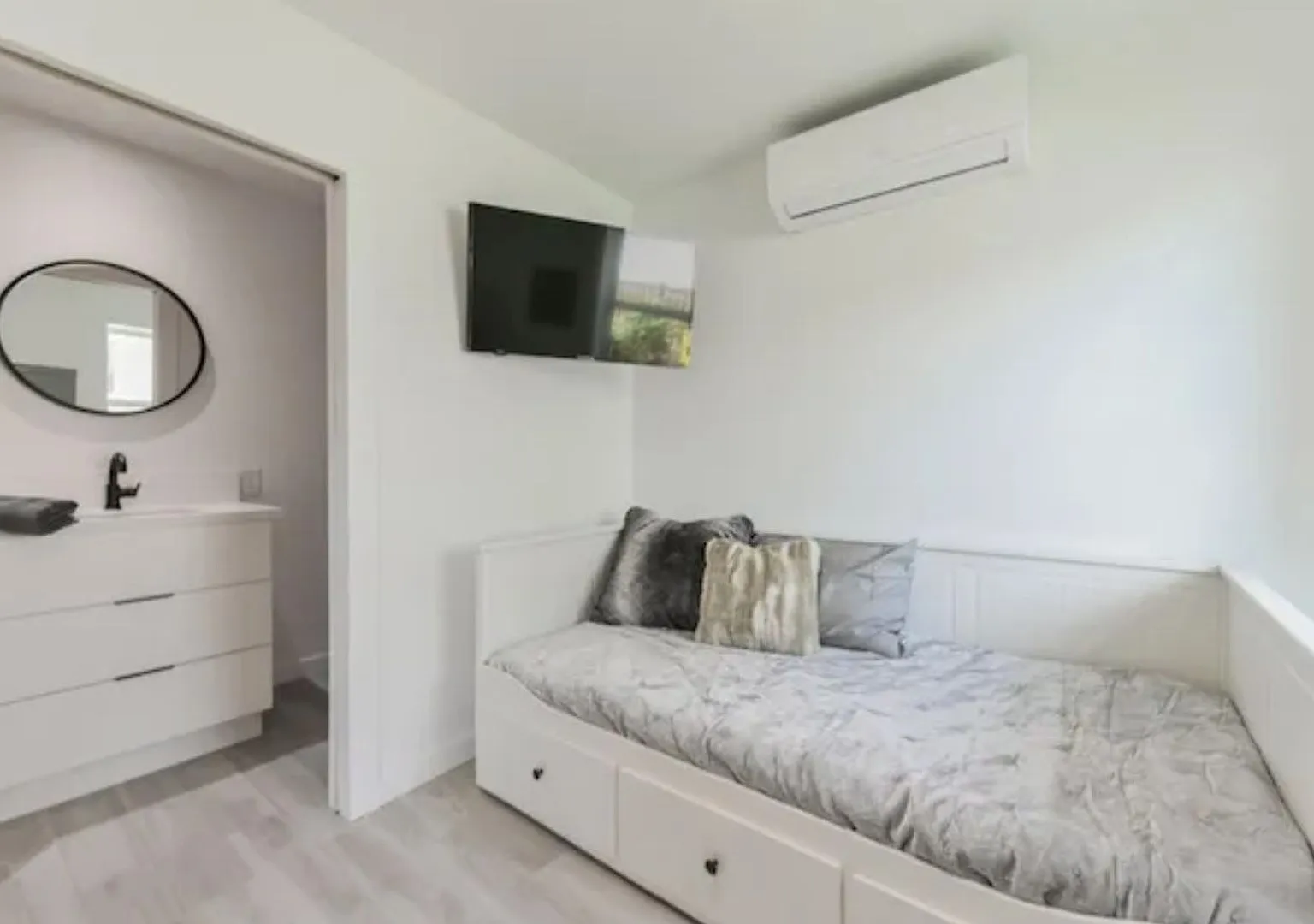 $500 Look & Lease Special! Fully Furnished Studio In Dtlv | All Utilities + Wi-Fi Included — Photo 2