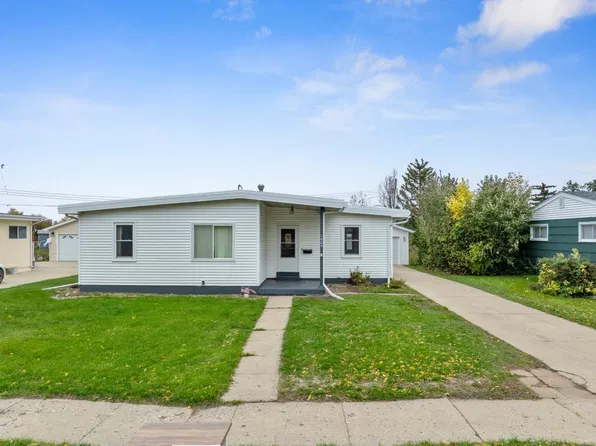 1904 6th St NW, Minot, ND 58703